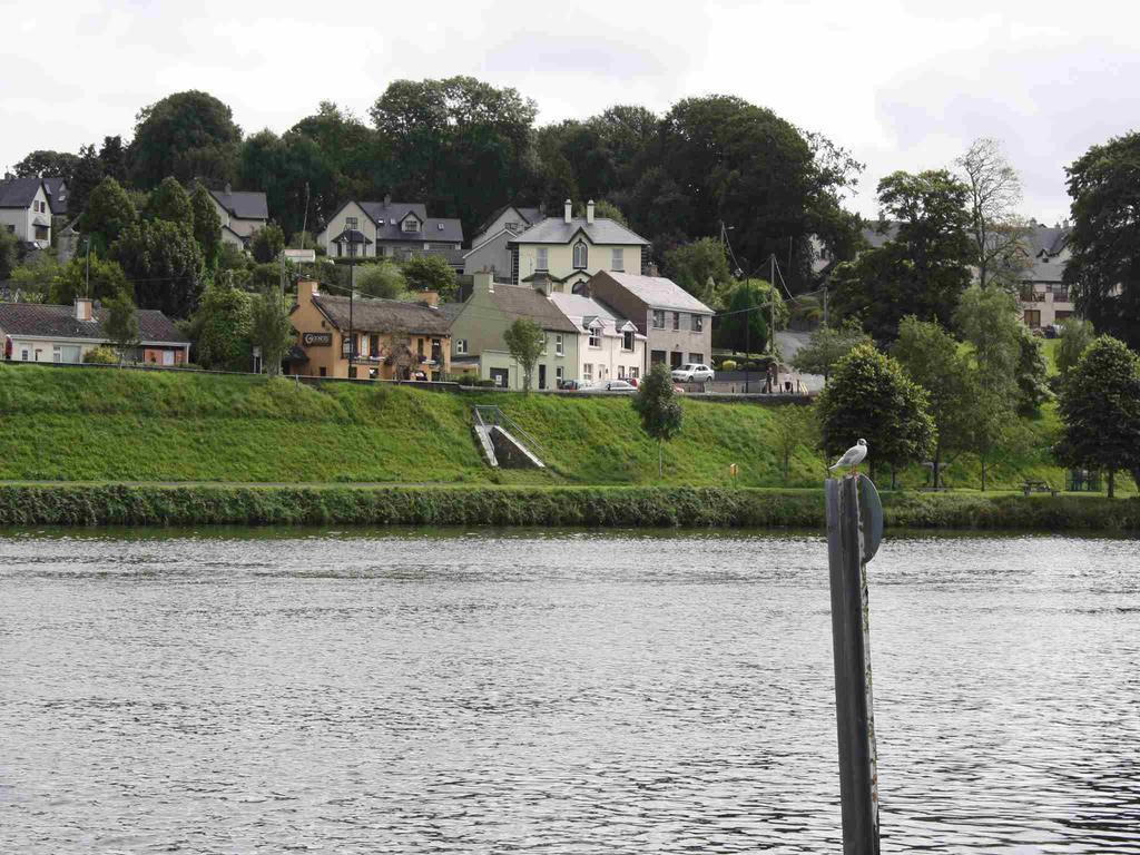 Shannon Breeze B&B Killaloe Bagian luar foto